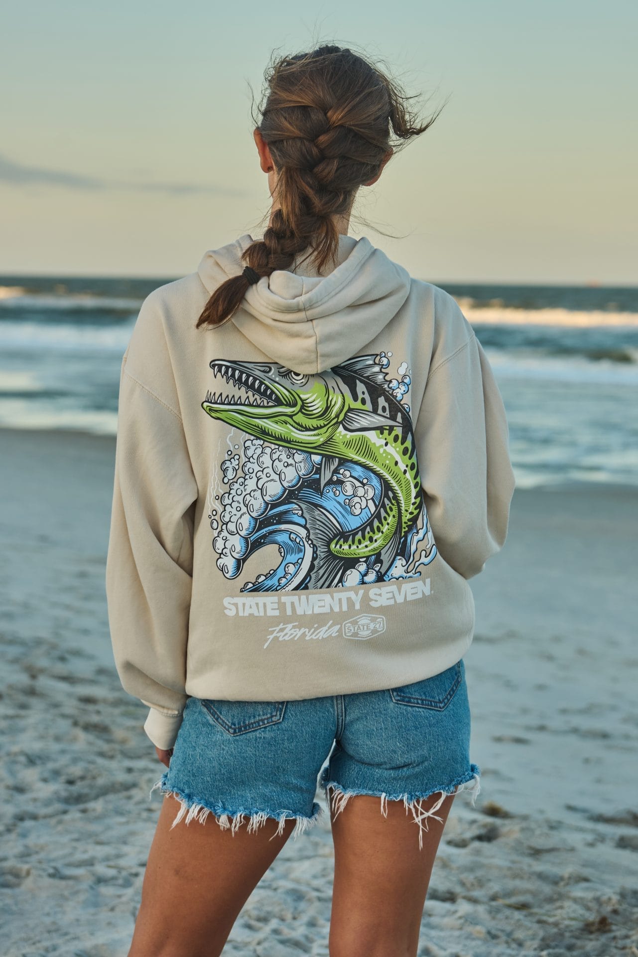 barracuda-hood-girl-back